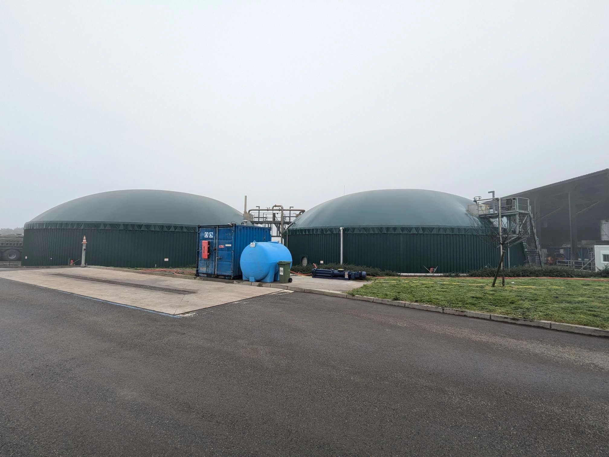 Installation de méthanisation industrielle produisant du biogaz Deux cuves de méthanisation industrielle avec dômes verts sur un site de production de biogaz et d’énergie renouvelable.