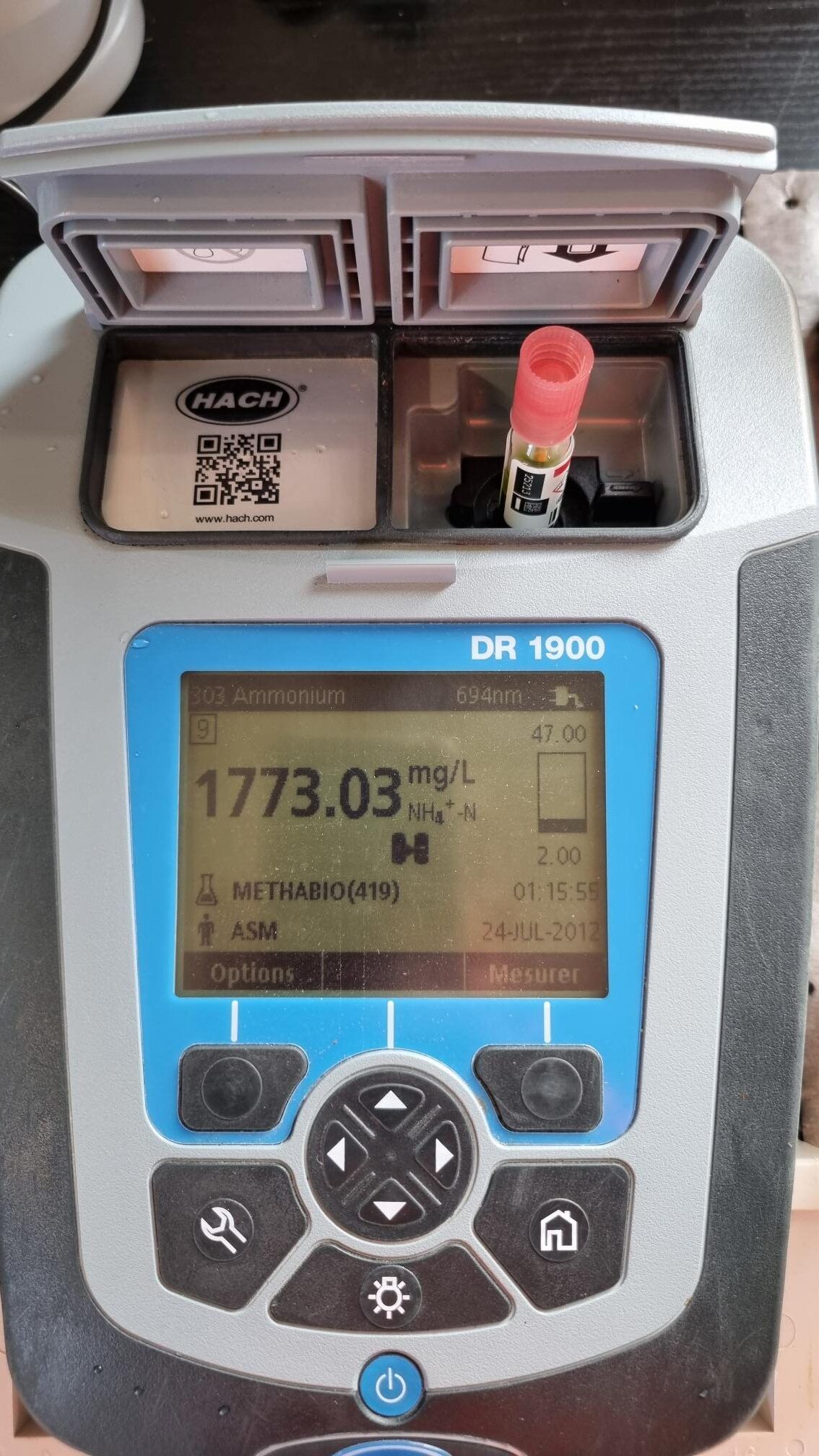 Spectrophotomètre HACH DR 1900 affichant une mesure d’ammonium à 1773 mg/L avec tube d’échantillon inséré.