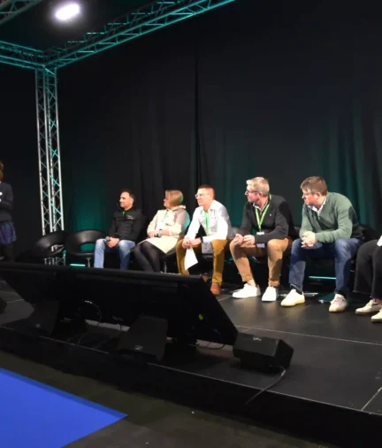 Conférence professionnelle sur le curage des digesteurs de méthanisation lors du salon Bio360 2026 avec intervenants sur scène.