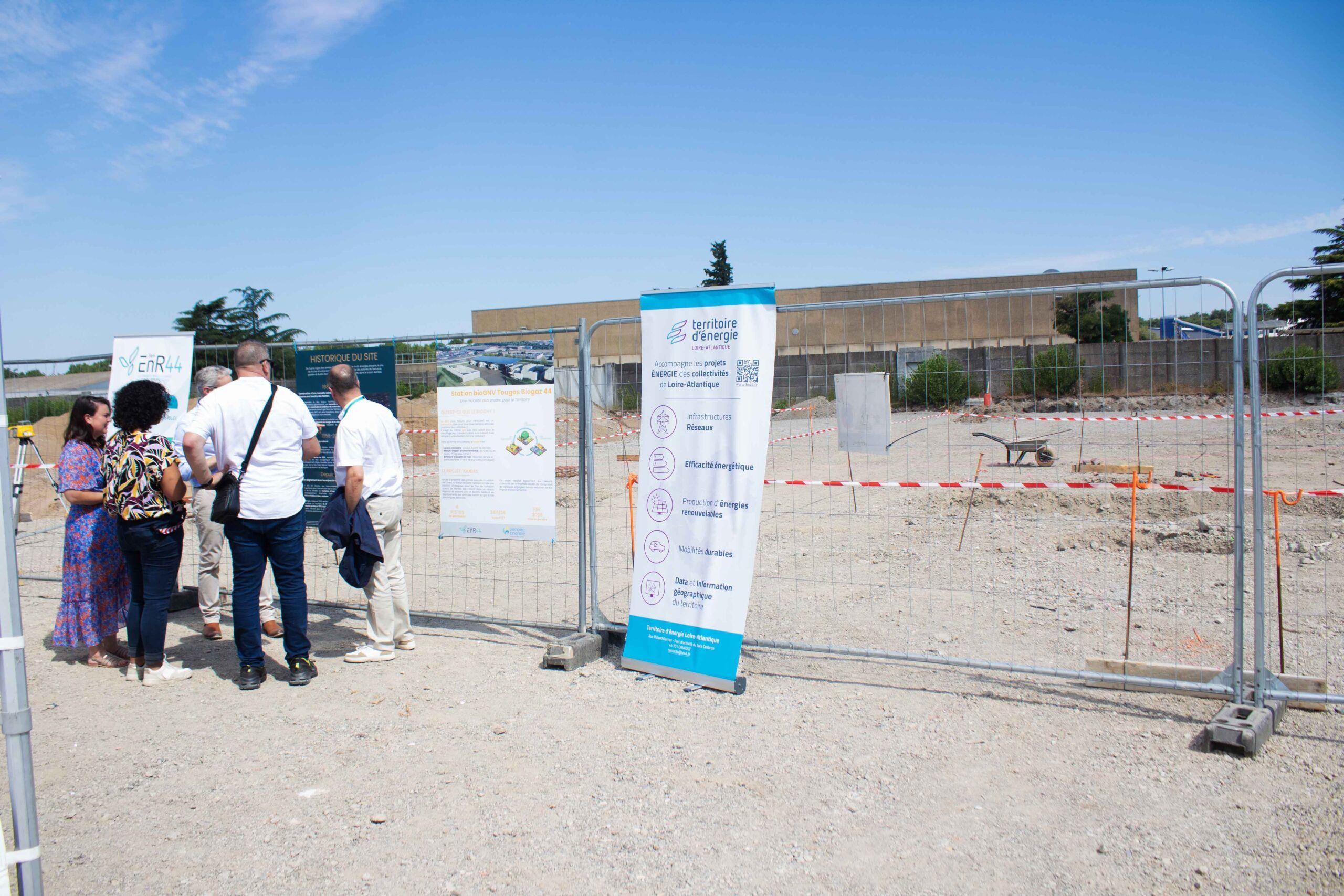Les partenaires du projet découvrent le chantier de la future station BioGNV de Tougas à Saint-Herblain lors de la cérémonie de pose de la première pierre.