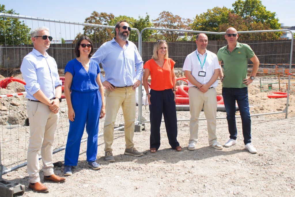Représentants des collectivités et partenaires réunis sur le chantier de la future station BioGNV de Tougas lors de la pose de la première pierre.